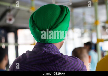 Les jeunes Indiens adultes homme sikh avec Turban Banque D'Images