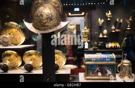 Des objets faisant partie de l'exposition permanente récemment ouverte du Wequest de Waddesdon, présentée par le baron Ferdinand de Rothschild en 1898, sont présentés au British Museum de Londres. Banque D'Images