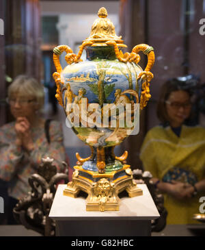 Des objets faisant partie de l'exposition permanente récemment ouverte du Wequest de Waddesdon, présentée par le baron Ferdinand de Rothschild en 1898, sont présentés au British Museum de Londres. Banque D'Images