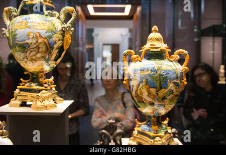 Des objets faisant partie de l'exposition permanente récemment ouverte du Wequest de Waddesdon, présentée par le baron Ferdinand de Rothschild en 1898, sont présentés au British Museum de Londres. Banque D'Images