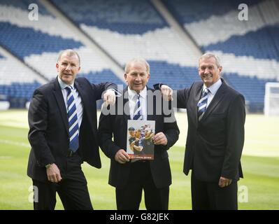 (De gauche à droite) le directeur général de l'Association écossaise de football Stewart Regan, le nouveau président Allan McMcMcray et le président sortant Campbell Ogilvie après l'assemblée générale annuelle de l'Association écossaise de football à Hampden Park, Glasgow. Banque D'Images