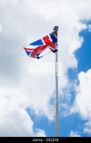 Un tattered British Union Jack flag. Banque D'Images
