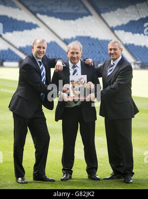 (De gauche à droite) le directeur général de l'Association écossaise de football Stewart Regan, le nouveau président Allan McMcMcray et le président sortant Campbell Ogilvie après l'assemblée générale annuelle de l'Association écossaise de football à Hampden Park, Glasgow. Banque D'Images