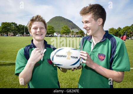 Les enfants de l'école de grammaire Dunbar Paul Parkinson, 13 ans, à gauche, et Alistair Gilespie, 14 ans,À droite, regardez le ballon de la coupe du monde de rugby à Berwick, en Écosse, le deuxième jour de la coupe du monde de rugby à 100 jours du Royaume-Uni et de l'ampli ;Ireland.The Webb Ellis Cup est photographié avec un jeune joueur de la Mussleburgh RFC à North Berwick, en Écosse, le deuxième jour de la coupe du monde de rugby de 100 jours Tour Trophée du Royaume-Uni et de l'AMP, en Irlande. Banque D'Images