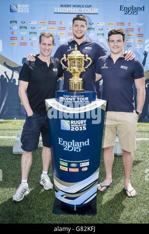 La coupe Webb Ellis avec Chris Paterson, à gauche, et les joueurs de rugby d'Édimbourg et d'Écosse Grant Gilchrist, au centre, et Matt Scott, à droite, à Murrayfield, stade de rugby écossais, à Édimbourg, Écosse le deuxième jour de la tournée de 100 jours de la coupe du monde de rugby au Royaume-Uni et en Irlande. La coupe Webb Ellis est photographiée avec un jeune joueur de la RFC de Mussleburgh à North Berwick, en Écosse, le deuxième jour de la tournée de 100 jours de la coupe du monde de rugby au Royaume-Uni et en Irlande. Banque D'Images