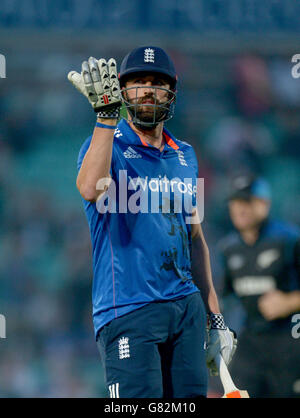 Cricket - Royal London One Day Series - Angleterre contre Nouvelle-Zélande - The Kia Oval.Le Liam Plunkett d'Angleterre réagit après avoir été pris pendant le match de la série d'un jour du Royal London au Kia Oval, Londres. Banque D'Images