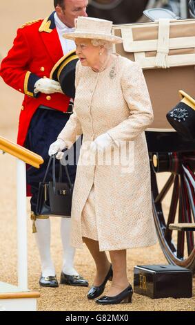 La reine Elizabeth II pendant le Trooping The Color au Horse Guards Parade, Londres. Banque D'Images