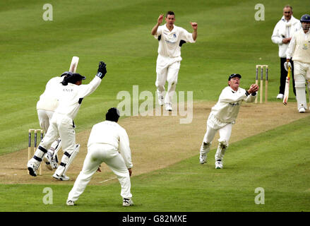 Cricket - Frizzell County Championship - Division 1 - Warwickshire v Glamourgan - Edgbaston.Alex Wharf de Glamorgan est pris par Dougie Brown (troisième à droite) de Warwickshire, au large du bowling d'Ashley Giles (au centre). Banque D'Images