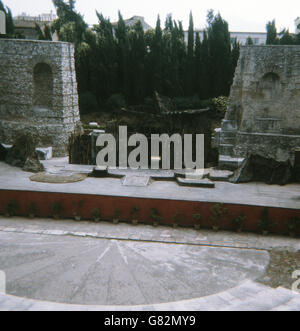 1970 Cette photo montre l'étape à l'ancien théâtre romain à Bénévent (ancienne Beneventum) dans le sud de l'Italie pour une performance d'Electra, une tragédie grecque antique par 5ème siècle B.C. dramaturge grec Sophocle. Le théâtre a été construit au deuxième siècle de notre ère par l'empereur romain Hadrien. La structure continue à être utilisé aujourd'hui pour les spectacles artistiques. Banque D'Images