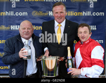 Le jockey Paul Quinn (à droite) et l'entraîneur David Nicholls (à gauche) se voient remettre leurs prix après avoir remporté la course de consolation de la coupe écossaise William Hill lors de la journée des dames du château de Stobo avec la coupe écossaise Sprint au champ de courses de Musselburgh. Banque D'Images