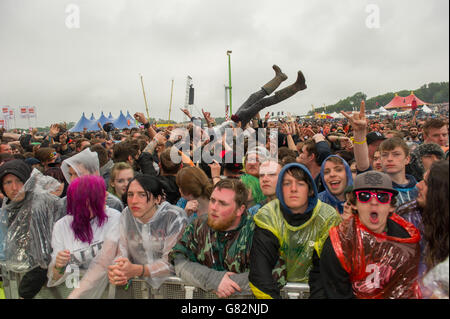 Surfeurs de foule le deuxième jour du festival de téléchargement le 13 juin 2015 à Donington Park, Royaume-Uni Banque D'Images