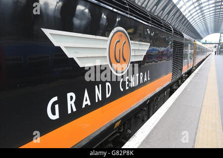 Un train Grand Central à la gare de King's Cross à Londres. Banque D'Images