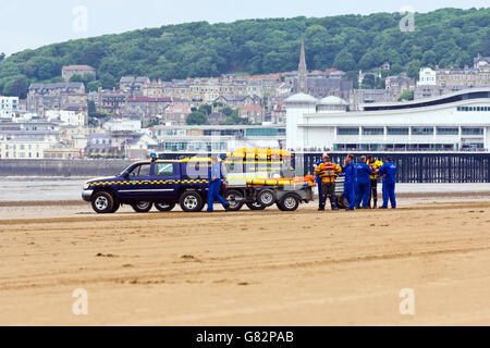 Véhicule garde-côtes et de l'équipage sur la plage à Weston-Super-Mare, North Somerset, Royaume-Uni Banque D'Images