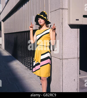 Mannequin portant une robe jaune et un chapeau assorti en jersey de laine de la collection de tricots italiens Fashions s'est rendu à Londres pour une exposition spéciale au Centre de commerce italien, Old Burlington Street. Banque D'Images