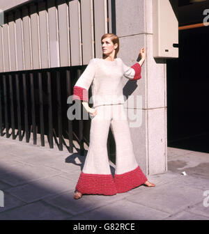 Costume de pyjama en laine grise et lurex de la collection de tricots italiens Fashions s'est rendu à Londres pour une exposition spéciale au Centre de commerce italien, Old Burlington Street. Banque D'Images