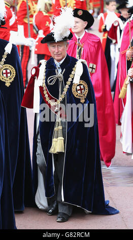 Le Prince de Galles participe au service annuel de l'ordre du Garter à la chapelle St George, au château de Windsor. Banque D'Images