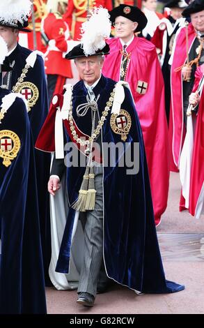 Le Prince de Galles participe au service annuel de l'ordre du Garter à la chapelle St George, au château de Windsor. Banque D'Images