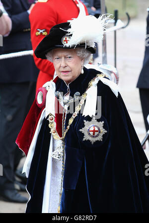 La reine Elizabeth II participe au service annuel de l'ordre du Garter à la chapelle Saint-George, au château de Windsor. Banque D'Images