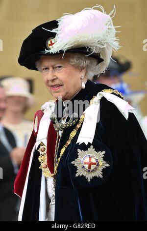 La reine Elizabeth II participe au service annuel de l'ordre du Garter à la chapelle Saint-George, au château de Windsor. Banque D'Images