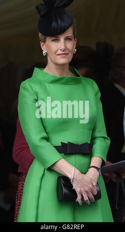 La comtesse de Wessex participe au service annuel de l'ordre du Garter à la chapelle Saint-Georges, au château de Windsor. Banque D'Images