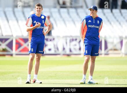 Cricket - Royal London One Day Series - Fourth One Day International - Angleterre v Nouvelle-Zélande - Angleterre nets et presse confiereJamie Overton (à droite), de l'Angleterre, passe devant son frère Craig, lors d'une session de filets à Trent Bridge, Nottingham. Banque D'Images