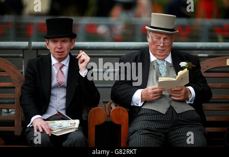 Courses hippiques - Réunion Royal Ascot 2015 - première journée - Hippodrome d'Ascot.Formulaire de contrôle de Racegoers au cours du premier jour de la réunion de 2015 de l'Ascot à l'hippodrome d'Ascot, Berkshire. Banque D'Images