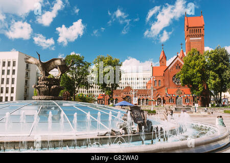 Eglise des Saints Simon et Helen ou Rouge Église et fontaine à la place de l'indépendance à Minsk, Bélarus Banque D'Images