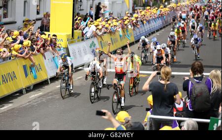 Elizabeth Armistead de Boels Dolmans célèbre alors qu'elle franchit la ligne d'arrivée pour remporter la première étape du Women's Tour of Britain à Aldeburgh, Suffolk. Elle a été emmenée plus tard à l'hôpital en raison d'un accident après avoir franchi la ligne d'arrivée. Banque D'Images