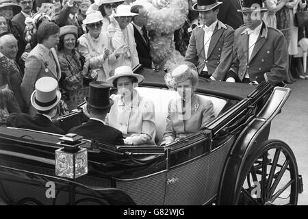 La reine Elizabeth II et la princesse Anne dans la première calèche de la procession royale le deuxième jour de l'Ascot royale. Royal Footman photo à gauche est Paul Burrell. Banque D'Images