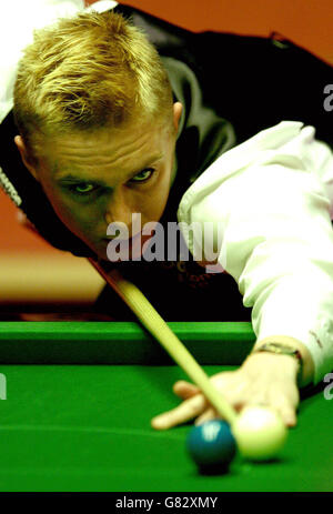 Snooker - Embassy World Championship 2005 - First Round - Paul Hunter / Michael Holt - The Crucible.Paul Hunter en action lors du premier match contre Michael Holt en Angleterre. Banque D'Images