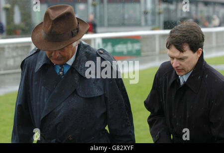 Courses hippiques - Hippodrome de Curragh. John Magnier (L) avec l'entraîneur Aiden O'Brien. Banque D'Images