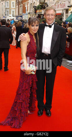 Pioneer British Academy Television Awards – Theatre Royal. Paul O'Grady avec l'actrice Amanda Mealing. Banque D'Images