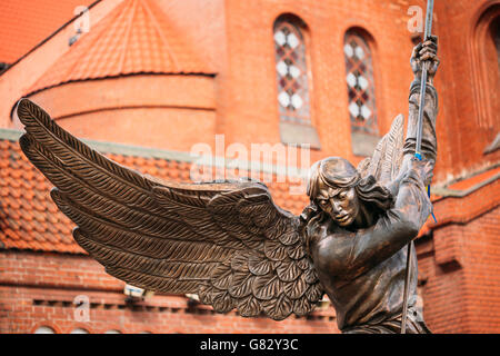 Statue de l'Archange Michael près de l'Église catholique de Saint Simon et de Sainte-Hélène sur la place de l'indépendance à Minsk, Bélarus Banque D'Images