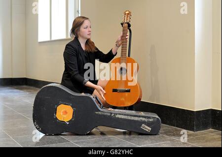 Un employé de Bonhams détient Chris Martin de la première guitare acoustique de Coldplay, estimée entre &Acirc; £7000 et &Acirc; £9000, qui fait partie de la prochaine vente de souvenirs de divertissement qui doit avoir lieu le 24 juin à Bonhams à Londres. Banque D'Images