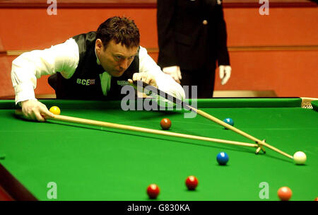 Jimmy White en Angleterre en action contre Fergul O'Brian de la République d'Irlande. Banque D'Images