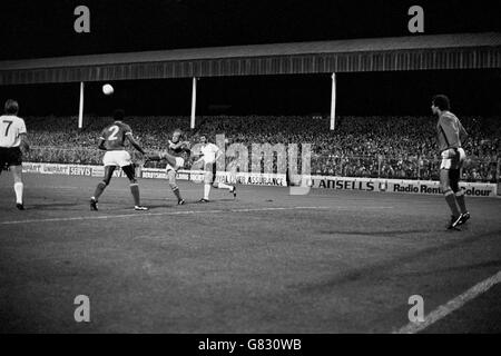 L'Archie Gemmill (c) de Nottingham Forest défie le ballon, sous la surveillance de Peter Shilton (r) et Viv Anderson (deuxième l), et de Kenny Dalglish (l) et Alan Kennedy (r) de Liverpool Banque D'Images