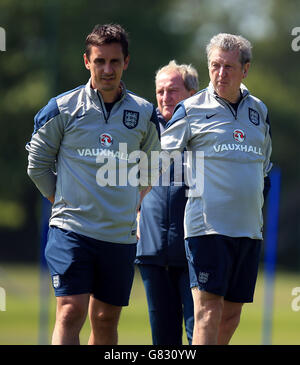 Roy Hodgson, directeur de l'Angleterre (à droite) et Gary Neville (à gauche) pendant la séance de formation à London Colney, Hertfordshire. Banque D'Images