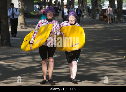 Usage éditorial seuls acteurs habillés comme des surfers font leur chemin dans le métro de Londres pour le Télétexte Holidays' campagne d'été, pour marquer le début de la période des vacances d'été. Banque D'Images