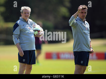 Roy Hodgson, directeur de l'Angleterre (à gauche) et Gary Neville (à droite) pendant la séance de formation à London Colney, Hertfordshire. Banque D'Images