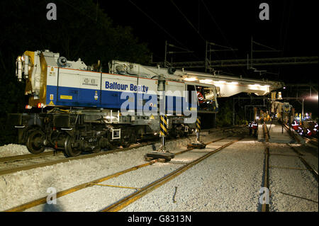 Balfour Beatty est largement admiré Kirov Crane abaisse panneaux de voie en place à Bourne au cours de la West Coast Main Line mise à niveau. Banque D'Images