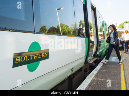 Un train Southern à la gare d'Honor Oak Park, à Londres. Banque D'Images