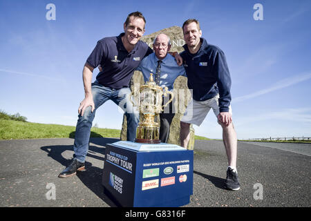 (De gauche à droite) Angleterre 2015 l'ambassadeur will Greenwood,L'ancien Lion britannique et irlandais Roy Laidlaw et le record de l'Écosse ont fait le buteur Chris Paterson avec la coupe Webb Ellis à la frontière entre l'Angleterre et l'Écosse, le premier jour de la tournée de 100 jours de la coupe du monde de rugby en Trophée au Royaume-Uni et en Irlande. Banque D'Images