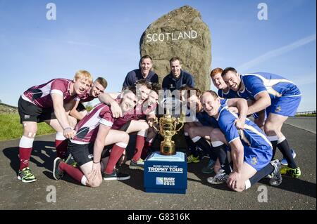 Les joueurs de Ponteland RFC et de Jed-Forest RFC posent aux côtés de l'ambassadeur d'Angleterre 2015, will Greenwood (en arrière à gauche) et du joueur écossais Chris Paterson (en arrière à droite)Avec la coupe Webb Ellis à la frontière entre l'Angleterre et l'Écosse, le premier jour de la tournée de 100 jours de la coupe du monde de Rugby Trophy Tour du Royaume-Uni et de l'Irlande. Banque D'Images