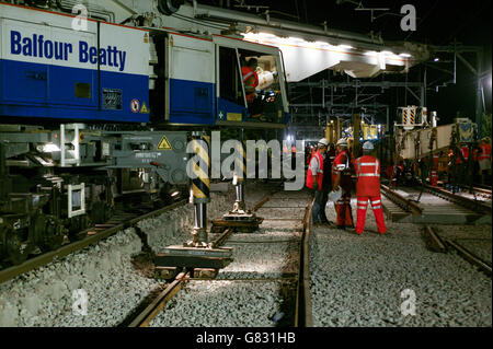 Balfour Beatty est largement admiré Kirov Crane abaisse panneaux de voie en place à Bourne au cours de la West Coast Main Line mise à niveau. Banque D'Images