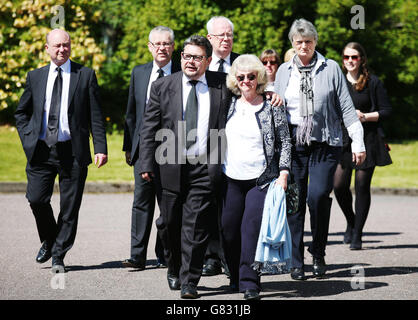 Les amateurs de deuil arrivent à l'église évangéliste de St John, près de fort William en Écosse, pour les funérailles de l'ancien chef libéral démocrate Charles Kennedy. Banque D'Images