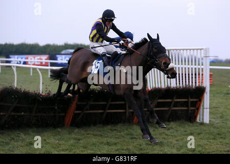 Courses hippiques - week-end Sky Bet Chase - première journée - Hippodrome de Doncaster.Jockey Tony McCoy à cheval Vintage Vinnie pendant la Sportinglife mon écurie Maiden obstacle Banque D'Images