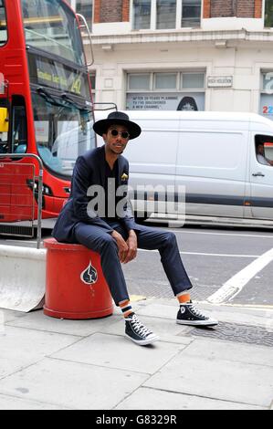 M. Hat porte un costume de Spencer Hart, un chapeau de Lock & amp; Co Hatters et des chaussures de Converse à l'extérieur de l'ancien bureau de triage de Londres lorsqu'il assiste à un événement lors de la collection London Collections: Men du British Fashion Council. Banque D'Images