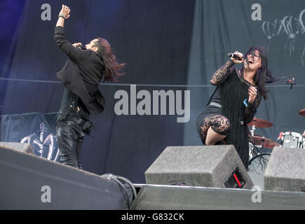 Cristina Scabbia et Andrea Ferro de l'antenne de lacuna le jour 1 du festival de téléchargement le 12 2015 juin à Donnington Park, Royaume-Uni Banque D'Images