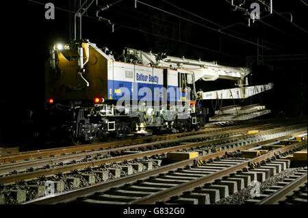 Balfour Beatty est largement admiré Kirov Crane abaisse panneaux de voie en place à Bourne au cours de la West Coast Main Line mise à niveau. Banque D'Images