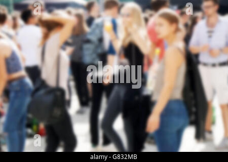 Foule de flou artistique des jeunes Banque D'Images